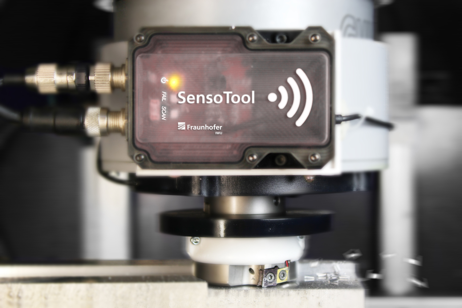 Demonstrator »SensoTool«: Als »taktiles« Werkzeug registriert SensoTool Prozessgrößen dort, wo sie auftreten –  direkt an den Wendeschneidplatten des Fräskopfes.