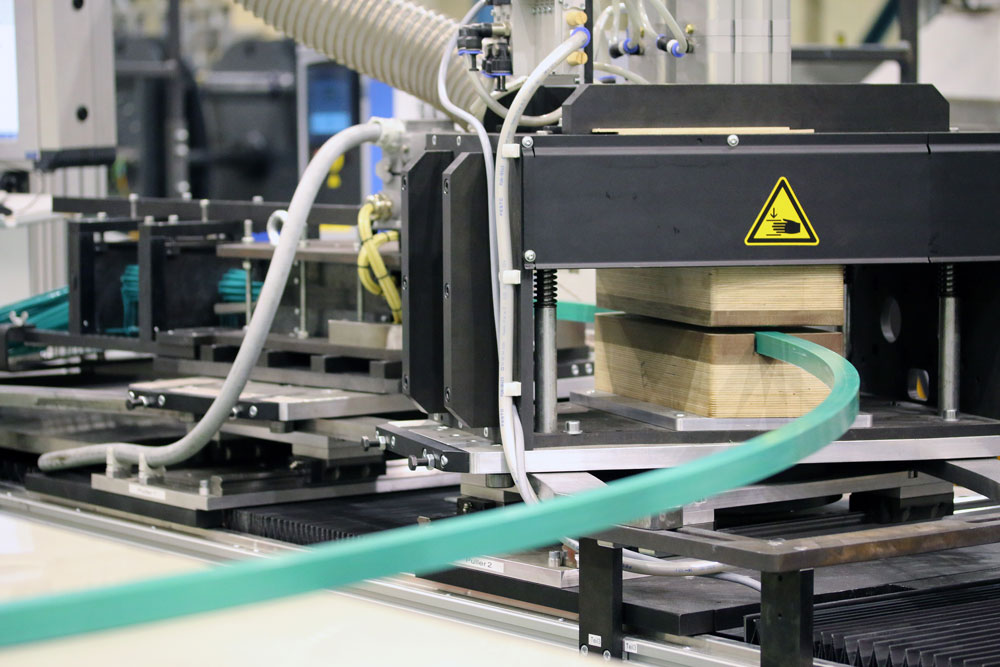 Mithilfe der Radius-Pultrusion können gekrümmte, endlosfaserverstärkte Kunststoffprofile gefertigt werden.