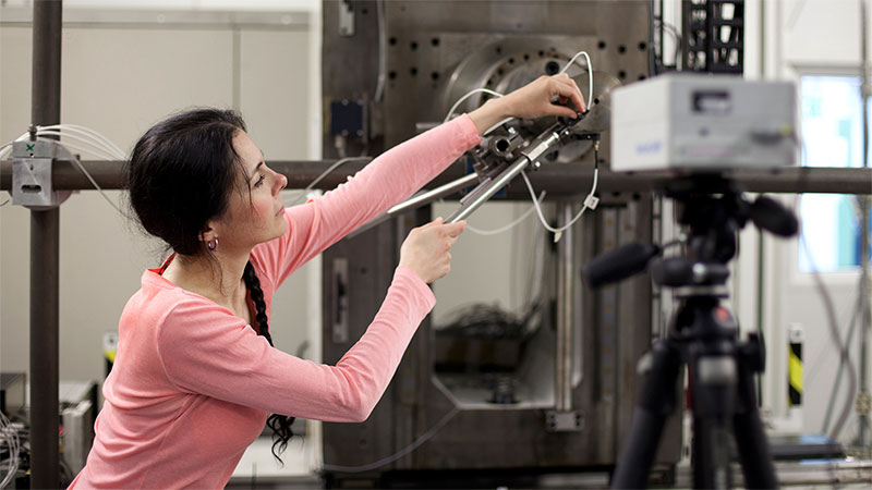 Für die thermischen Untersuchungen an einer Werkzeugmaschine richtet Dr. Janine Glänzel die dafür notwendige Messtechnik ein.