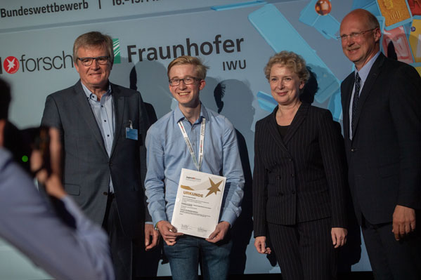 Der Gewinner bei der Sonderpreisverleihung im Kreis der Unterstützter: Dr. Frank Büchner, Leiter Wirtschaftsregion Ost von Siemens Deutschland, Leon Cornelius Schmidt; Rita Werneyer, Pressesprecherin Kultur und Gesellschaft Volkswagen AG, Prof. Welf-Guntram Drossel, Geschäftsführender Institutsleiter Fraunhofer IWU.