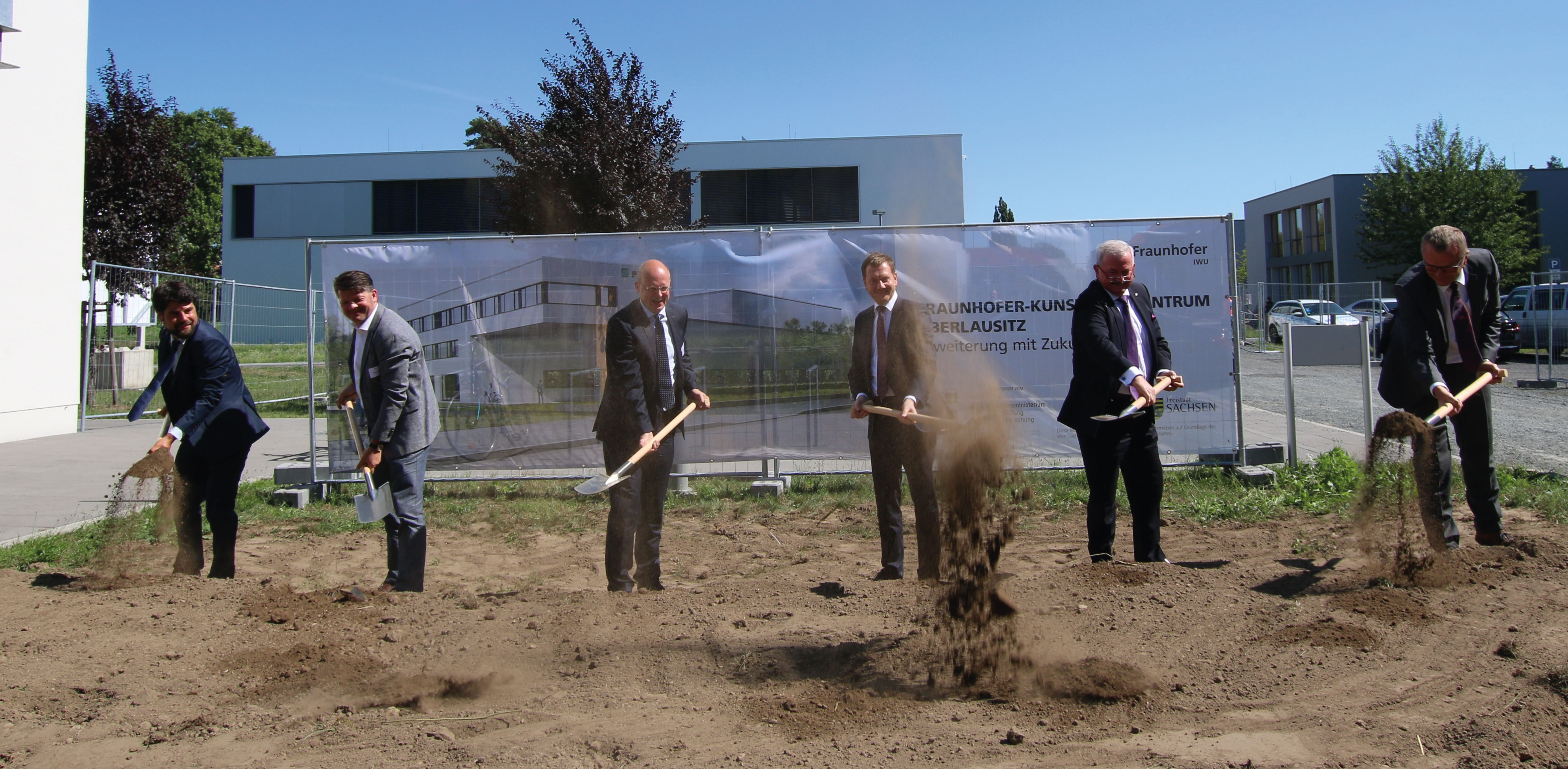 Gemeinsamer Spatenstich zum Baubeginn der Forschungshalle zur Erweiterung des Fraunhofer-Kunststoffzentrums in Zittau (v.l.n.r.): Professor Sebastian Scholz, Leiter FKO, OB Thomas Zenker, Prof. Welf-Guntram Drossel, Institutsleiter Fraunhofer IWU, Ministerpräsident Michael Kretschmer, Prof. Reimund Neugebauer, Präsident der Fraunhofer-Gesellschaft, Ralf Liebscher, geschäftsführender Gesellschafter der Lakowa GmbH