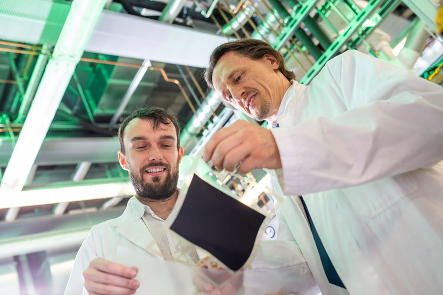 Im Brennstoffzellenlabor von Prof. Dr. Thomas von Unwerth und Laborleiter Vladimir Buday (links) trifft Elektrotechnik und Chemie auf Maschinenbau und Produktionstechnik.
