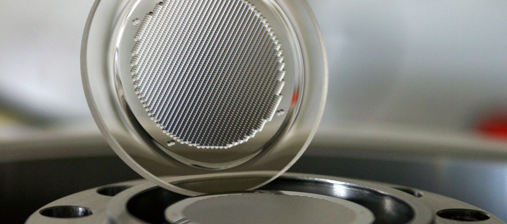 IWU-linsenarray-1000.jpg Doppelseitiges Mikrolinsen-array heißgeprägt in Glas mit 1700 Einzellinsen (Durchmesser 25 mm)