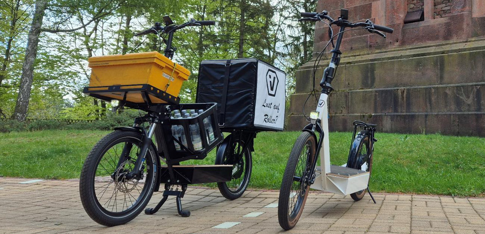 INNVELO® Lastenroller mit verschiedenen Gepäckkonfigurationen (links) und mit Grundausstattung (rechts)