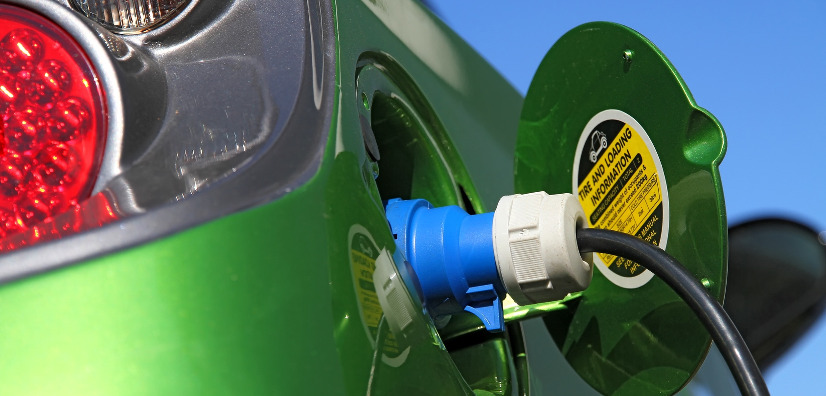 Elektroauto wird aufgeladen