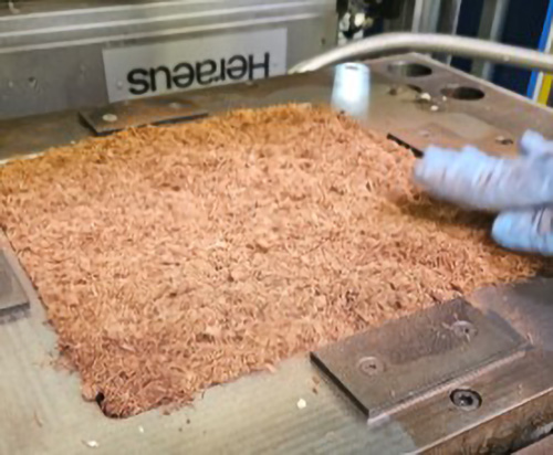 Lose Kokosfasern in einem Heißpresswerkzeug