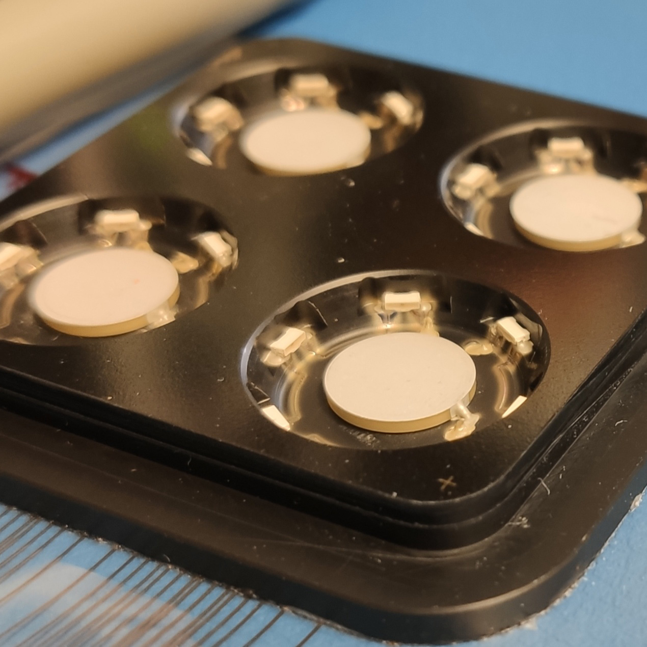 Kontaktierung und Verkabelung für Piezoelemente und Lichtdioden