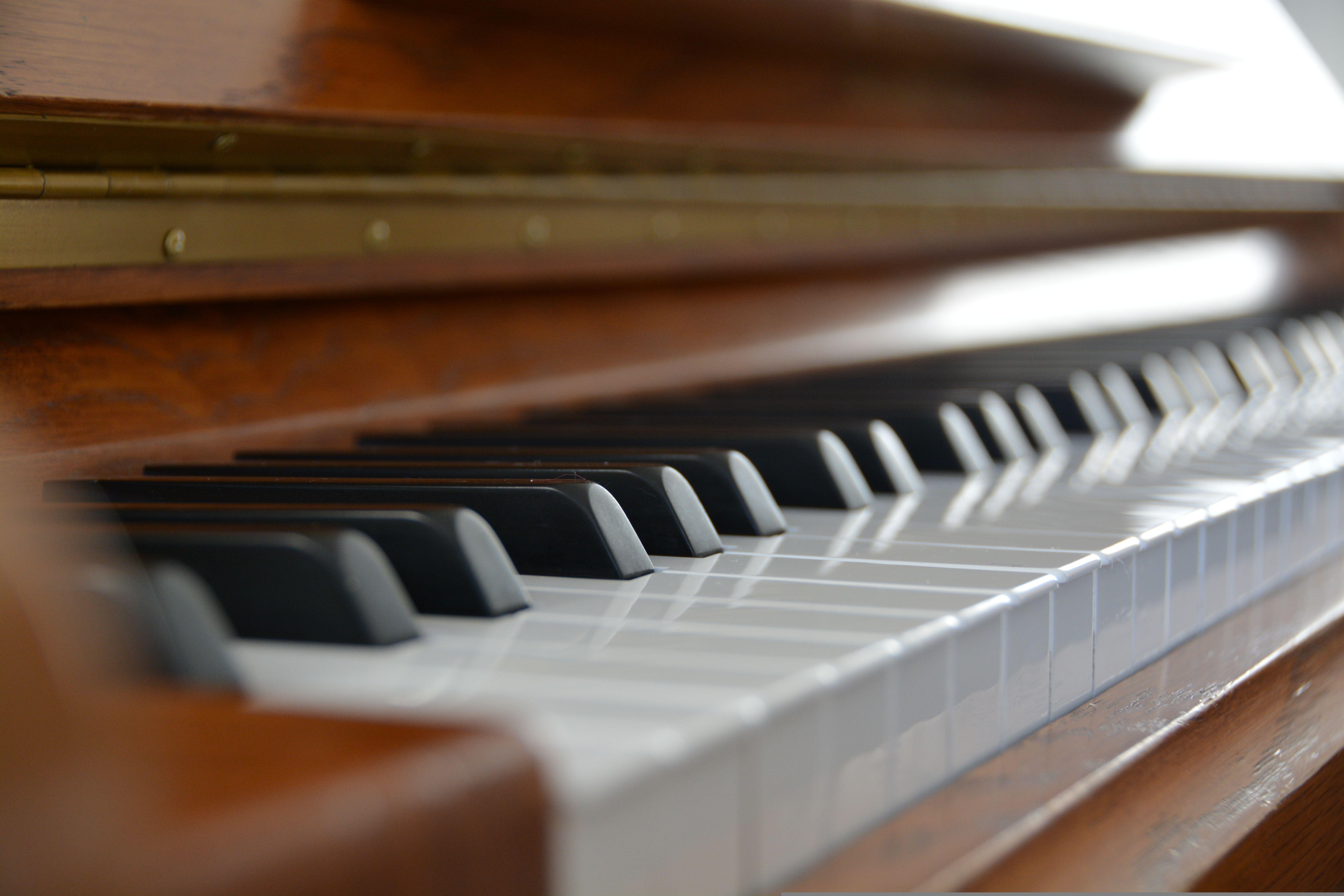 At automatica 2022, Fraunhofer IWU demonstrates robot-assisted painting of individual piano components.
