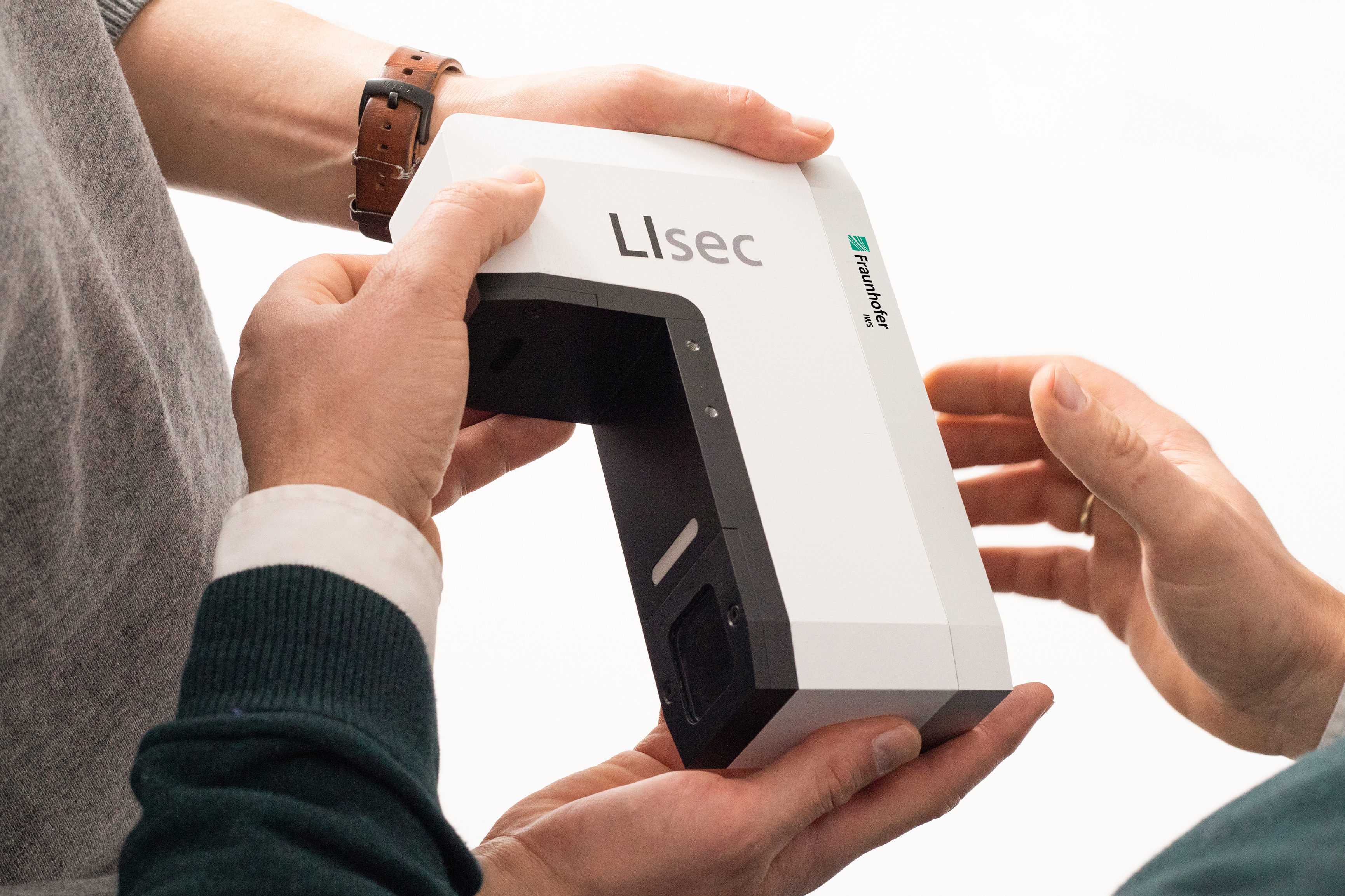 Das DesignLab ergänzt besonders auf technische Machbarkeit fokussierte Forschungsprojekte um wichtige Designaspekte und trägt dazu bei, die Lücke zwischen Technologiereifegrad, Nutzerakzeptanz und funktionellen Mehrwerten zu schließen. Controlling a robot through gestures and natural language.