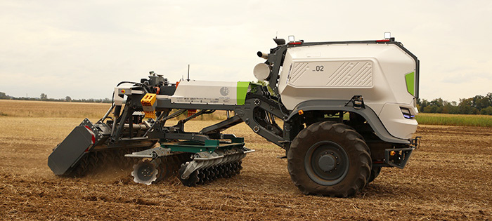 Field swarm unit II during testing with the disc harrow module on the fields of the Köllitsch teaching and research farm, with the kind support of HBC-radiomatic.